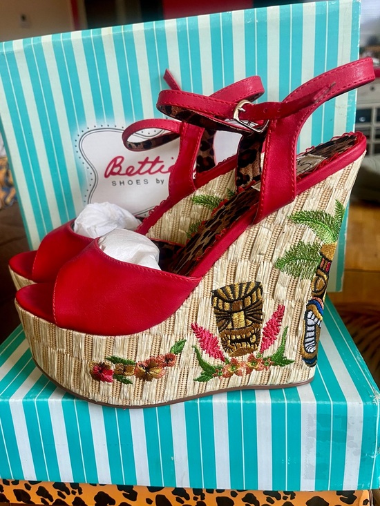 Shoes - Bettie Page enchanted tiki platforms sz 9